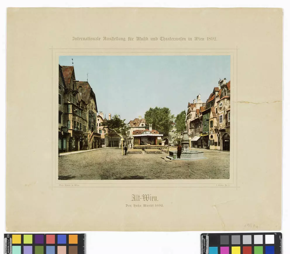 Photochrom 1892: der nachgebaute Hohe Markt in Alt-Wien auf der Theaterausstellung, alte Giebelhäuser, rechts der Mitte ein Brunnen, im Hintergrund ein offener Pavillon mit Bänken davor
