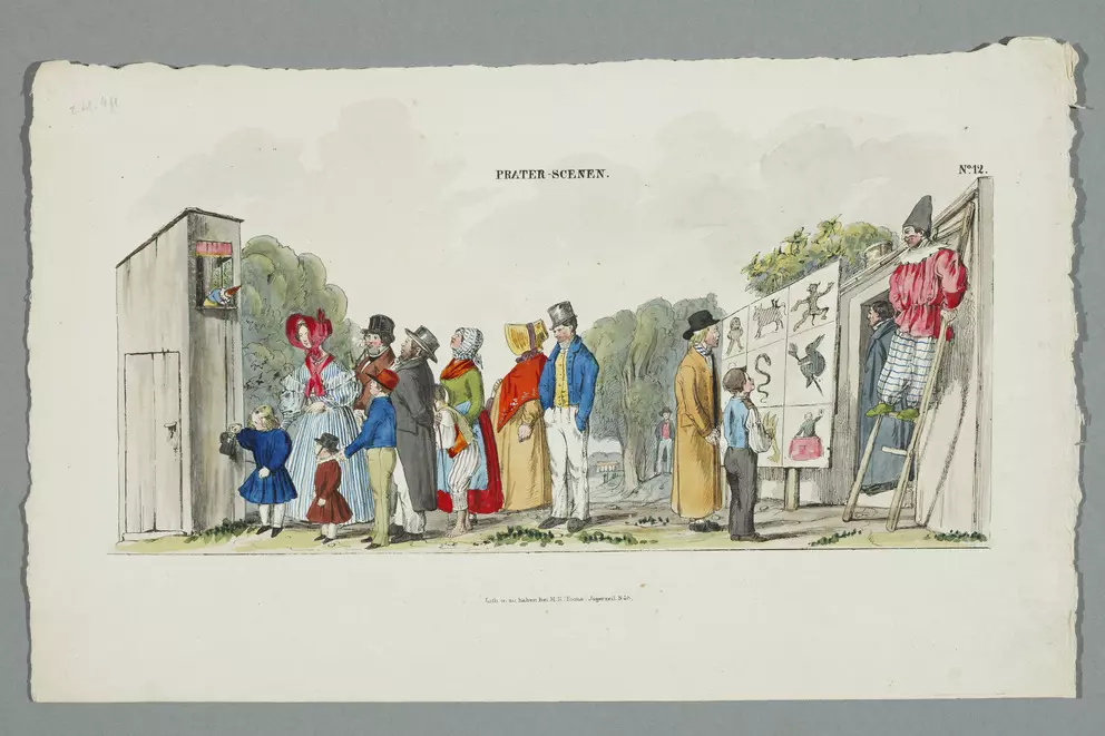 Kolorierte Lithografie: links Kinder und Erwachsene vor einer Holzbude mit einer Puppe im Fenster, rechts ein Spaßmacher in Rot und Weiß auf einer Leiter vor einer Bude mit bemalten Schautafeln