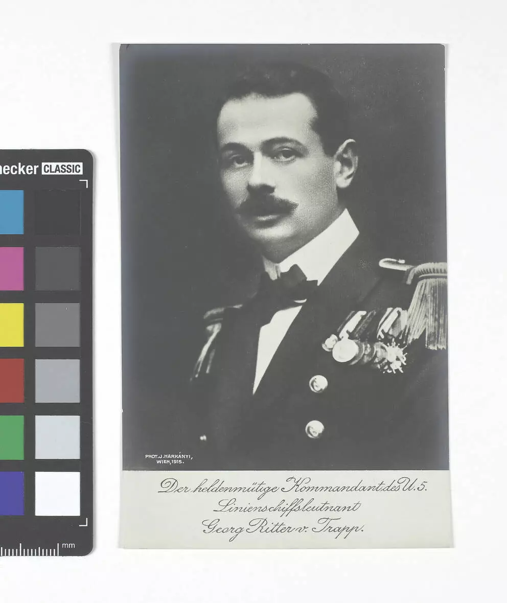 Kriegspostkarte von 1915 mit einem Porträt von Georg von Trapp in Marineuniform