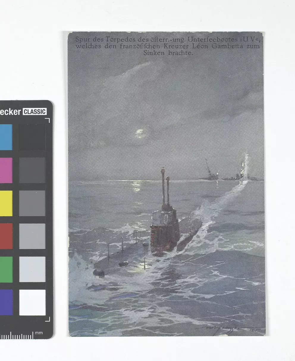 Kriegspostkarte: ein U-Boot im Mondlicht, eine Torpedospur führt zum französischen Kreuzer Léon Gambetta am Horizont