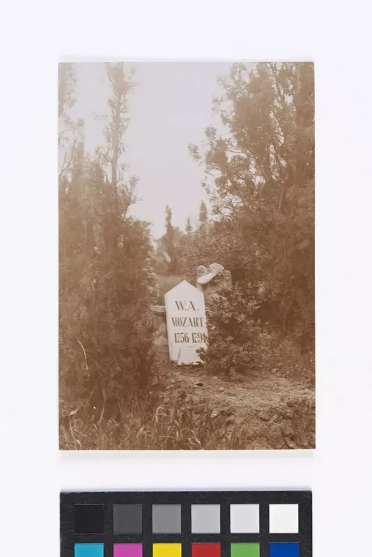 Ansichtskarte um 1905 mit dem Mozart-Grab auf dem St. Marxer Friedhof