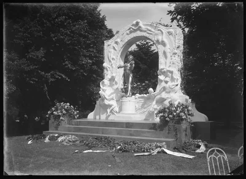 Ansichtskarte des Johann-Strauss-Denkmals im Wiener Stadtpark, um 1921