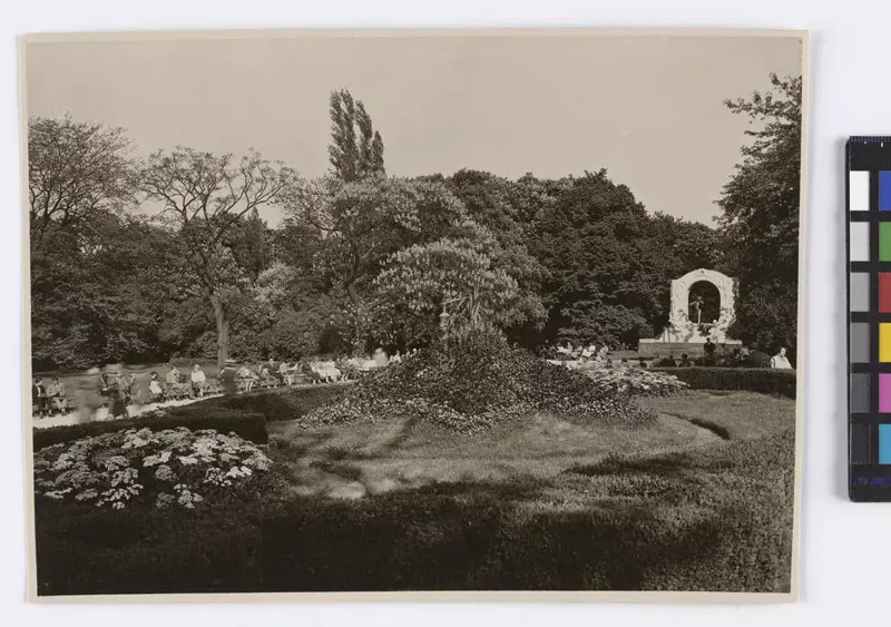 Ansicht des Wiener Stadtparks mit Blick gegen das Johann-Strauss-Denkmal, um 1925