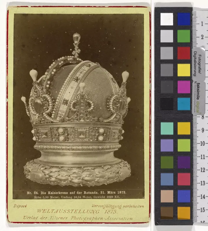 Fotografie der Wiener Photographen-Association: Nachbildung der Kaiserkrone auf der Rotunde, Weltausstellung 1873.