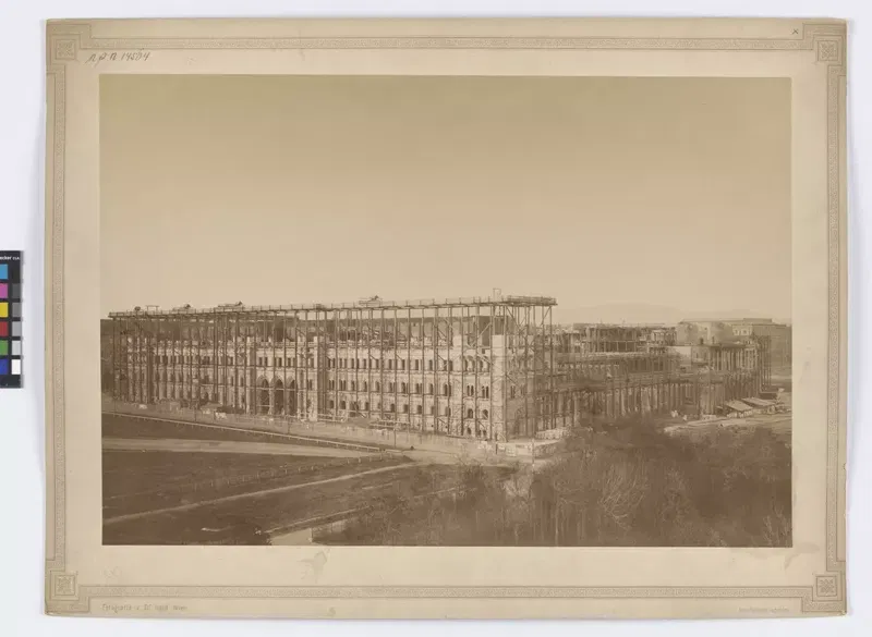 Fotografie von Hermann Heid: das Neue Rathaus im Bau, gesehen von der Lichtenfelsgasse, November 1877