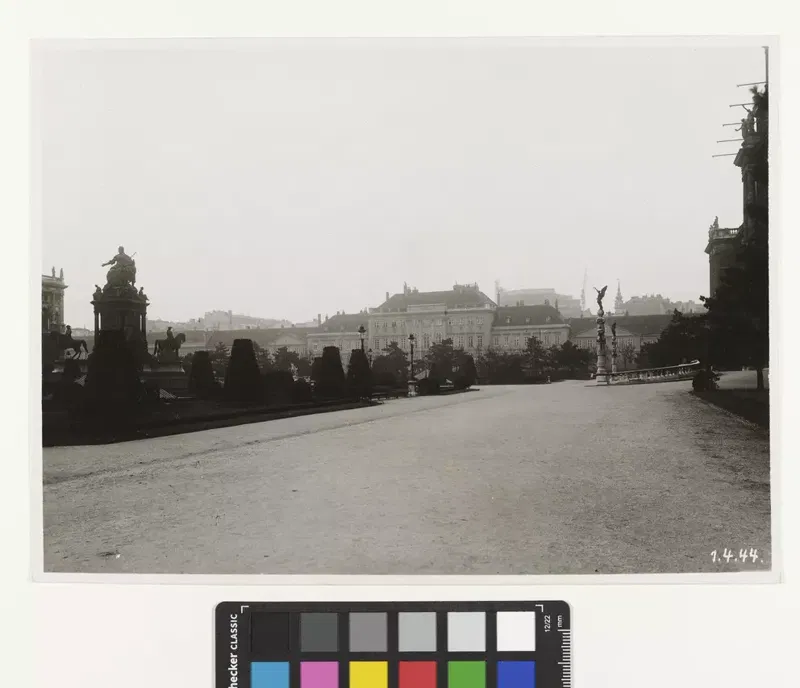 Fotografie vom 1. April 1944: Blick über den Maria-Theresien-Platz gegen die Hofstallungen und den Flakturm in der Stiftskaserne, der noch im Bau ist