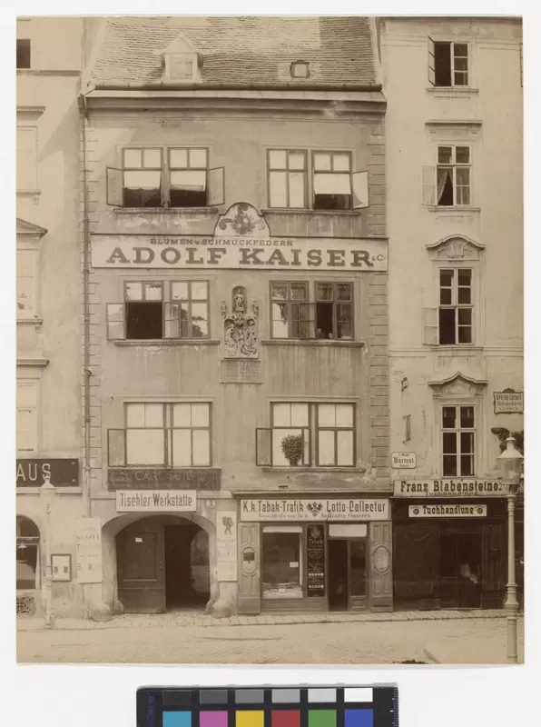 Fotografie von 1898: das Haus Judenplatz 2 in Wien mit Geschäftslokal