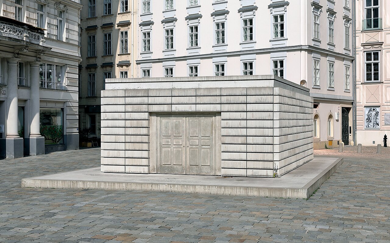Holocaust-Mahnmal von Rachel Whiteread auf dem Judenplatz in Wien, ein Betonblock in Form einer nach außen gekehrten Bibliothek