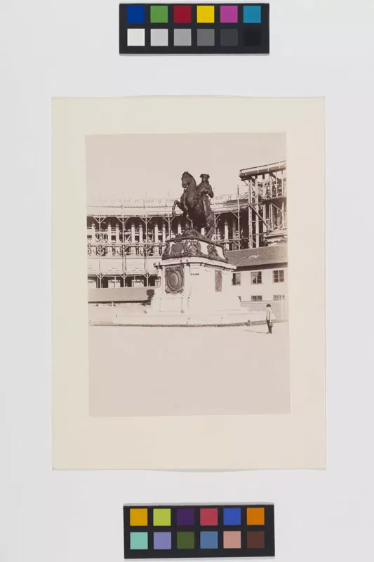 Fotografie von 1895: das Prinz-Eugen-Denkmal auf dem Heldenplatz vor der Neuen Burg mit Baugerüst