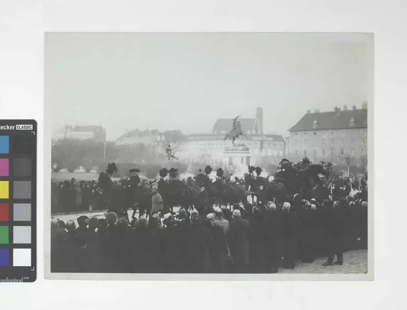 Begräbnis Kaiser Franz Josephs 1916: der Prunkleichenwagen mit dem Sarg am Heldenplatz