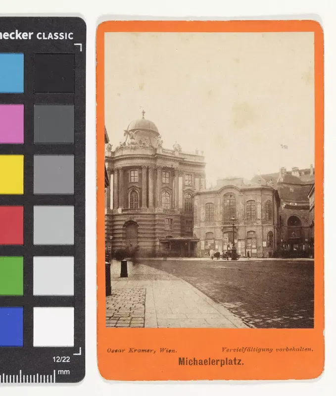 Michaelerplatz mit dem alten Burgtheater, Fotografie von Oscar Kramer, 1873.