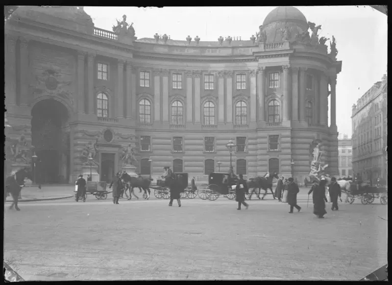 Michaelerplatz, Blick gegen den Michaelertrakt der Hofburg, um 1900.
