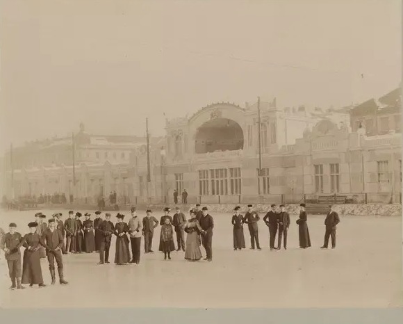 Der neue Eislaufvereinsplatz am Heumarkt, Lothringerstraße, Fotografie von Charles Scolik, 1901.
