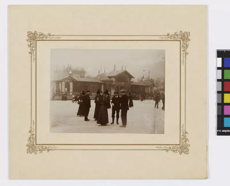 Gesellschaft am Eislaufplatz des Wiener Eislaufvereins beim Hauptzollamt, Fotografie des Ateliers Wittmann um 1890.