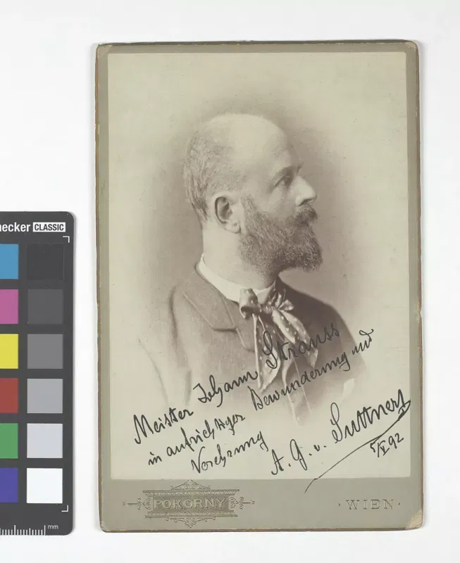 Arthur Gundaccar von Suttner, Porträtfoto von Rupert Pokorny um 1891/92, mit eigenhändiger Widmung an Johann Strauss.