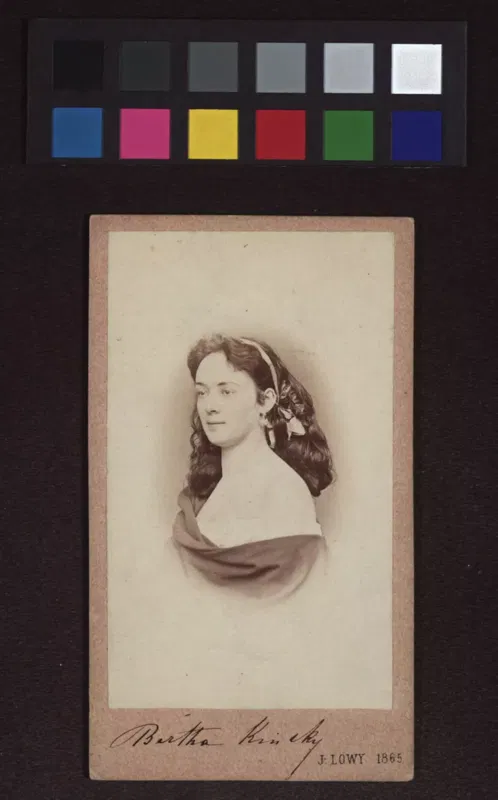 Bertha von Suttner als junge Frau, Porträtfoto von Josef Löwy aus dem Jahr 1865.