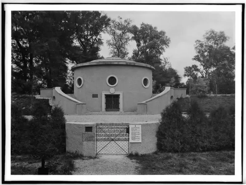 Auferstehungskapelle im Friedhof der Namenlosen beim Alberner Hafen, Außenansicht, Fotografie von Martin Gerlach jun., um 1936.