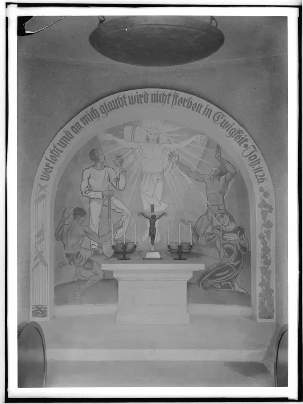 Altar der Auferstehungskapelle im Friedhof der Namenlosen, Fotografie von Martin Gerlach jun., um 1936.