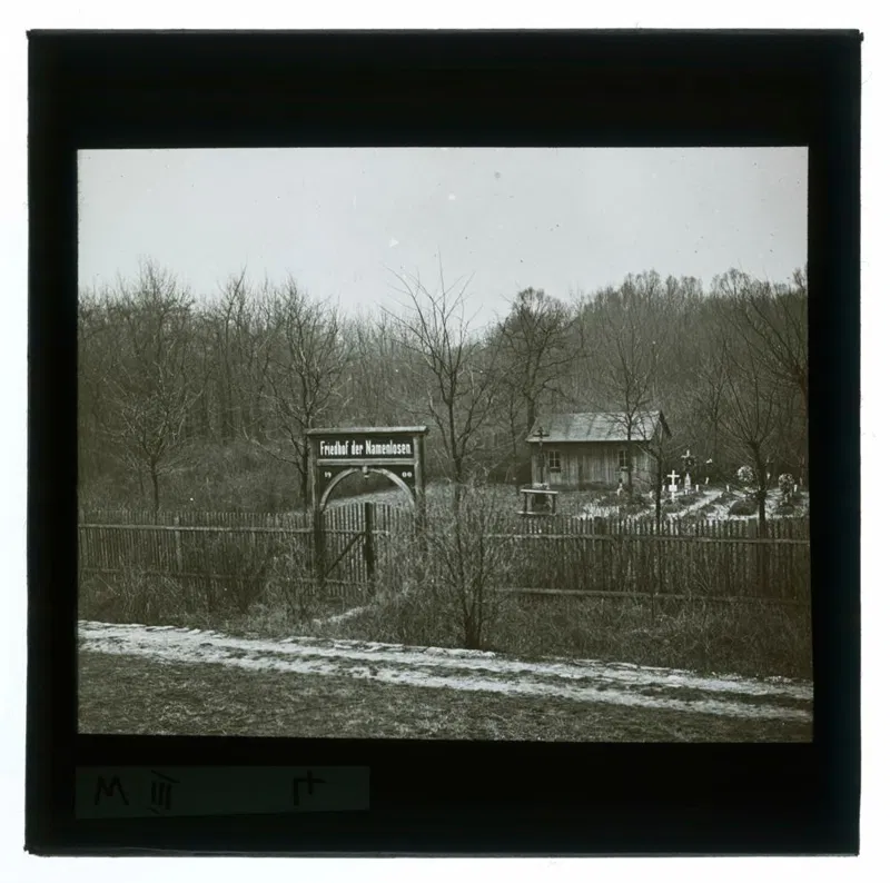 Friedhof der Namenlosen in Albern mit Torbogen, Holzzaun und Kapelle, Glasdiapositiv vor 1937.