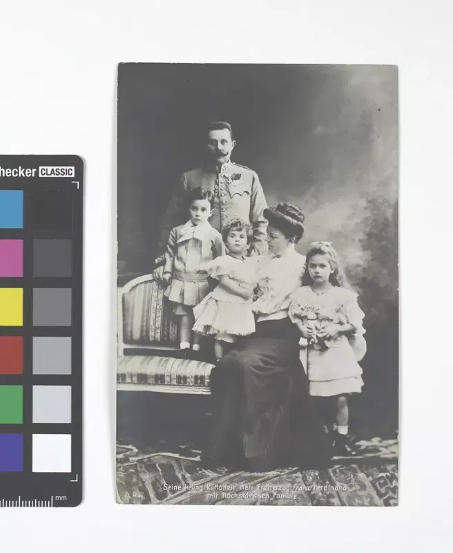 Erzherzog Franz Ferdinand mit seiner Frau Sophie von Hohenberg und den Kindern Sophie, Maximilian und Ernst, Fotografie um 1907.