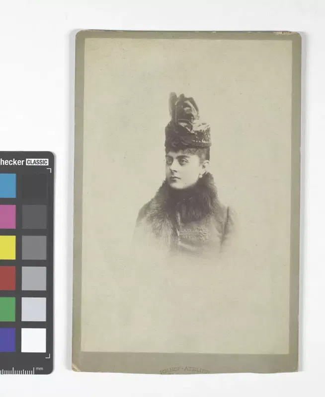 Atelier Adèle, Fotografie von Mary Vetsera, um 1888/89.