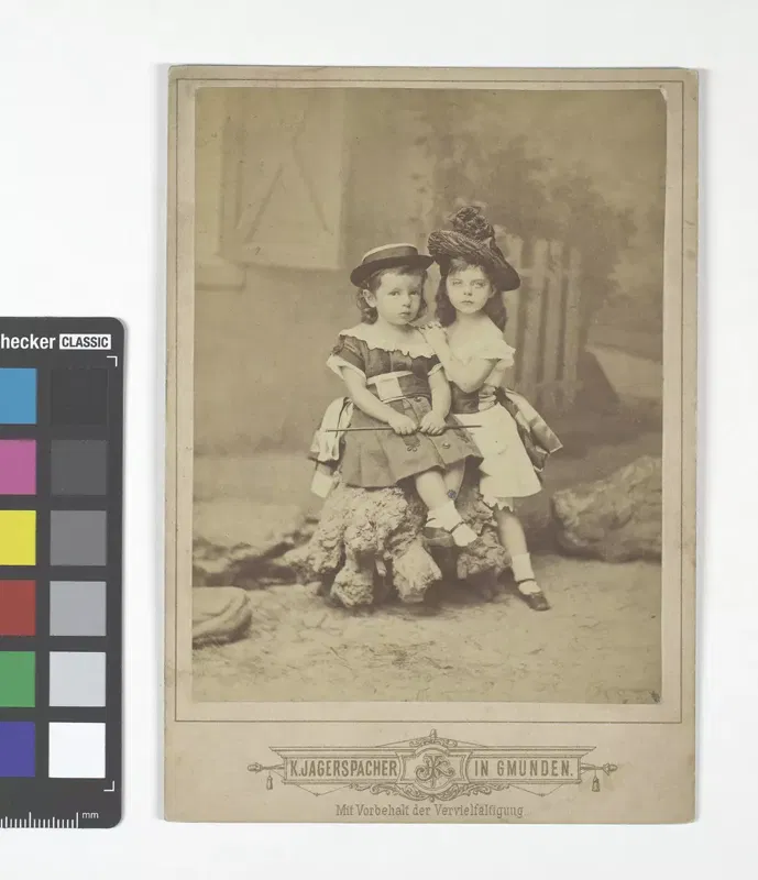 Carl Jagerspacher, Fotografie der Geschwister Franz Albin (Feri) und Mary Vetsera als Kinder, um 1875.