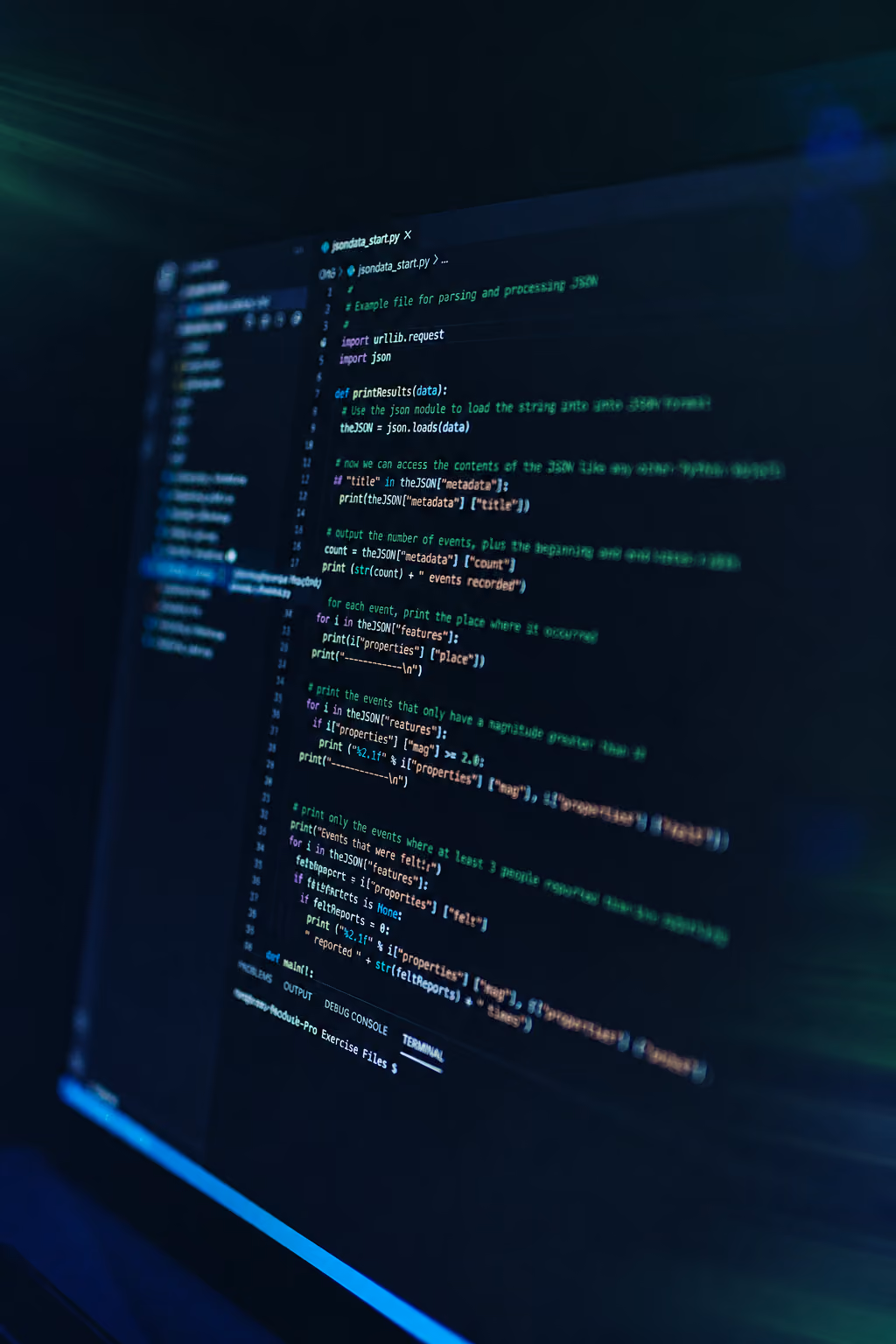 Close-up van computerscherm met Python-code die JSON-data inleest, verwerkt en analyseert, weergegeven in een donkere programmeeromgeving.