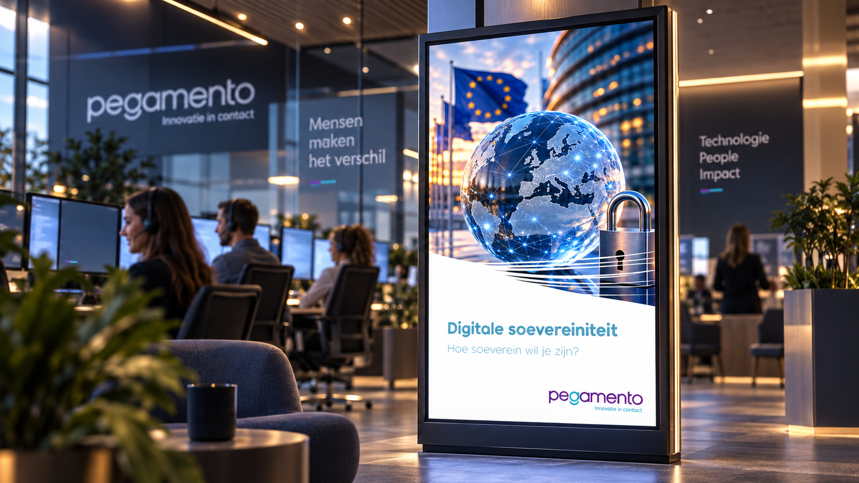 Digitaal reclamebord in een modern kantoor toont een afbeelding van een digitale wereldbol met verbonden lijnen en een hangslot, met de tekst 'Digitale soevereiniteit, Hoe soeverein wil je zijn?' en het logo van Pegamento, terwijl mensen met headsets achter computers werken in de achtergrond.