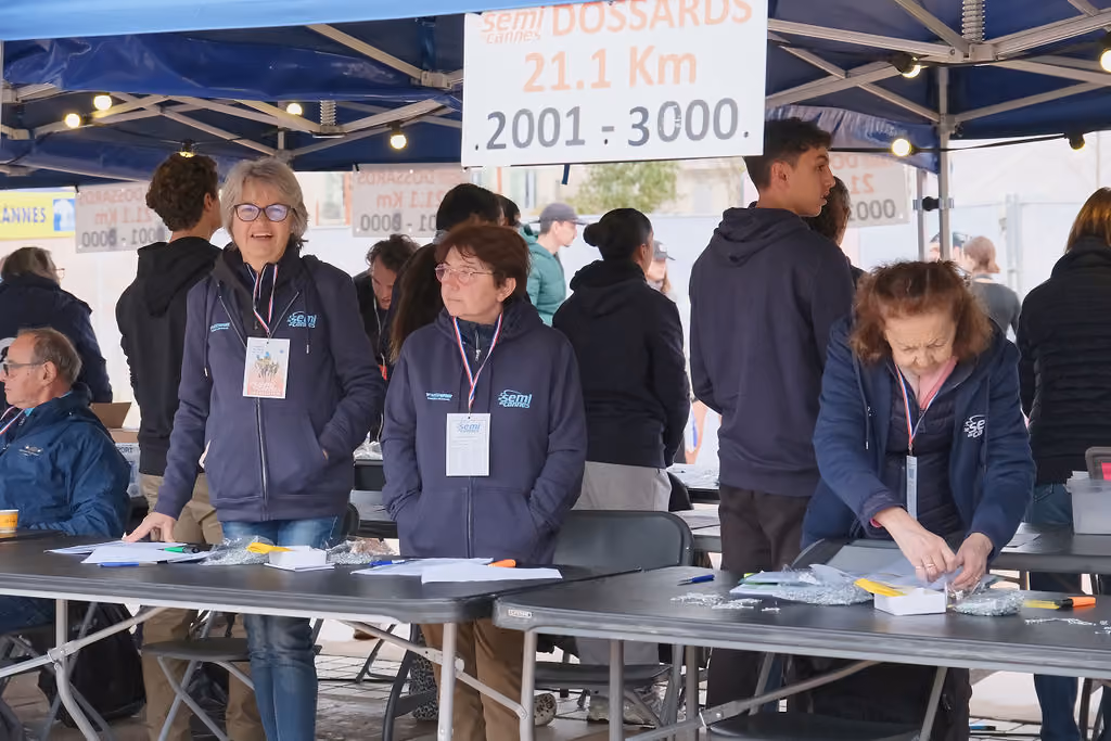Bénévoles du Semi de Cannes au retrait des dossards du 21,1 km