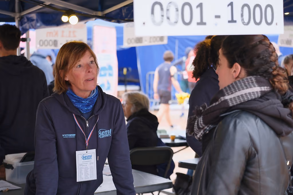 Bénévole au stand de retrait des dossards du Semi de Cannes