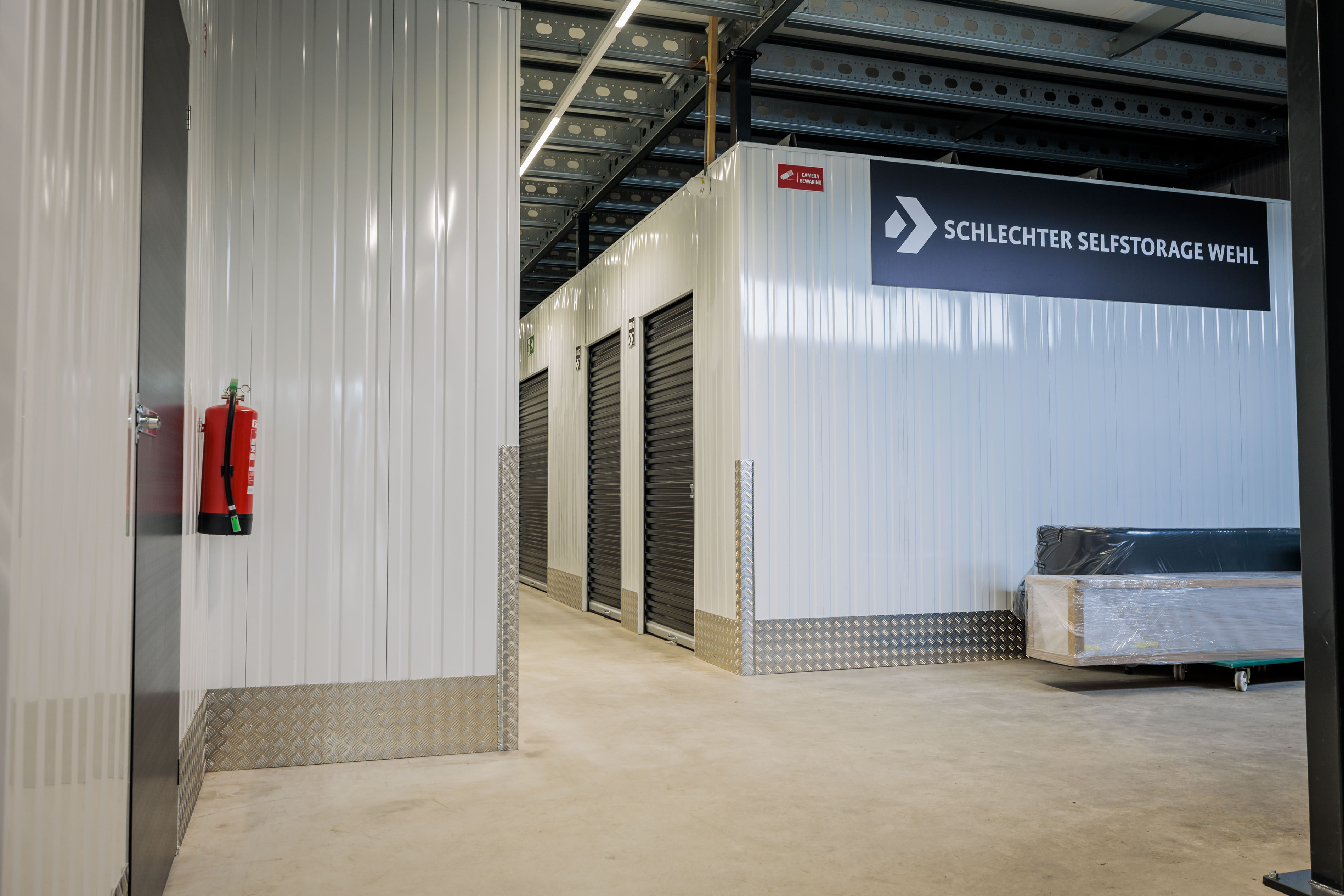 Gang met opslagunits bij Schlechter Selfstorage in Wehl