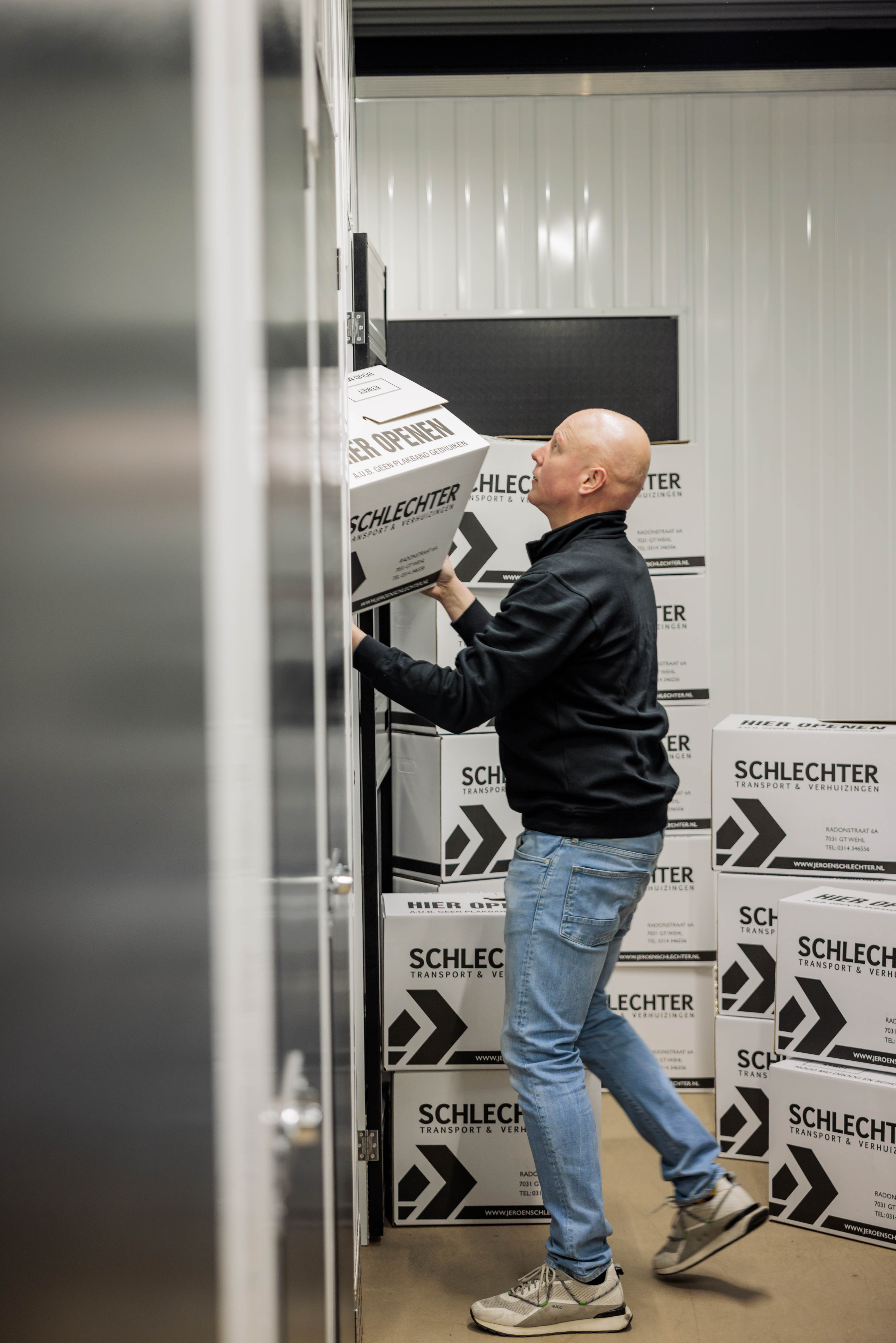 Klant zet Schlechter-verhuisdozen in zijn opslagruimte in Wehl