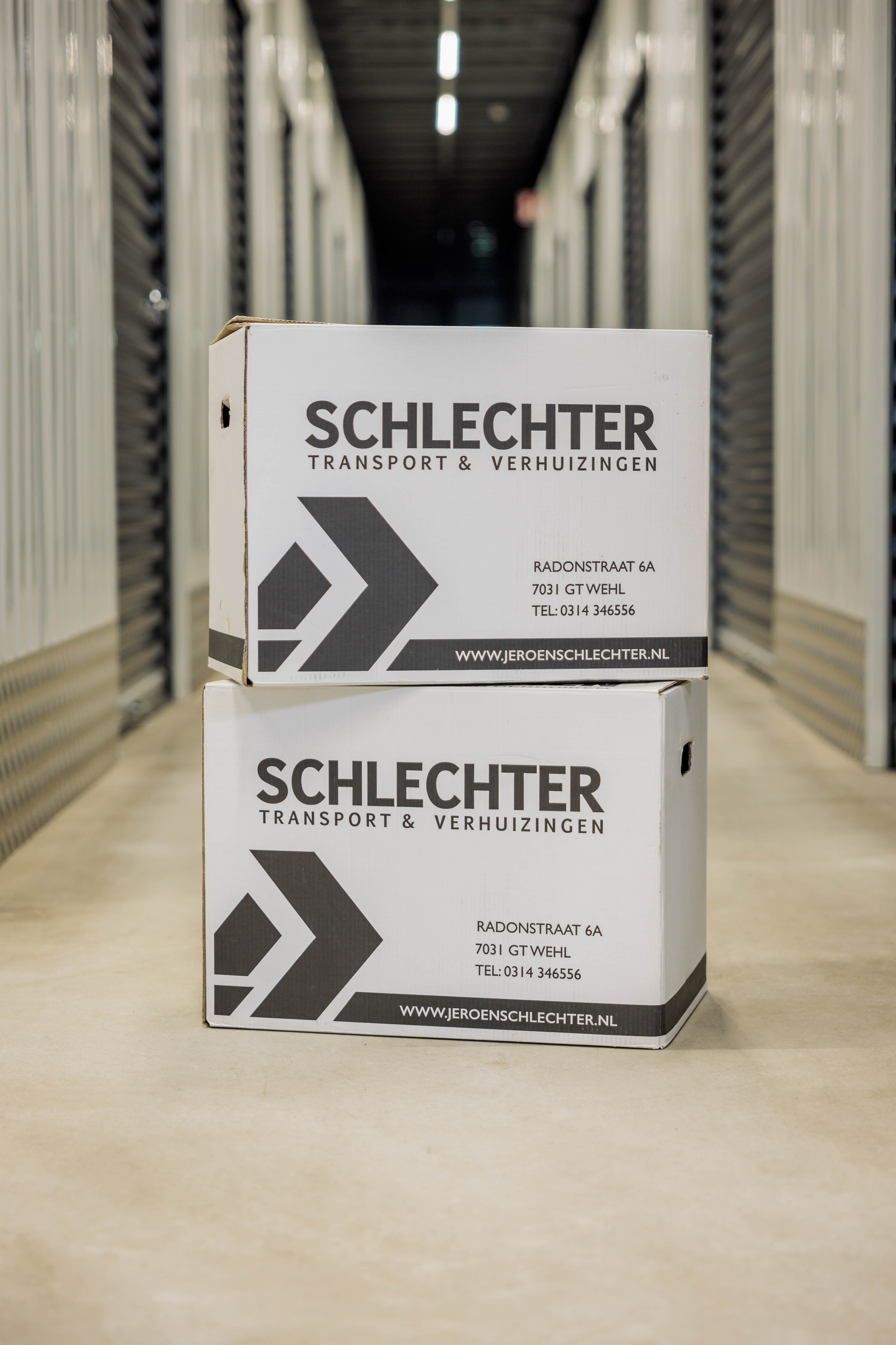 Medewerker van Schlechter bij de opslaglocatie in Wehl