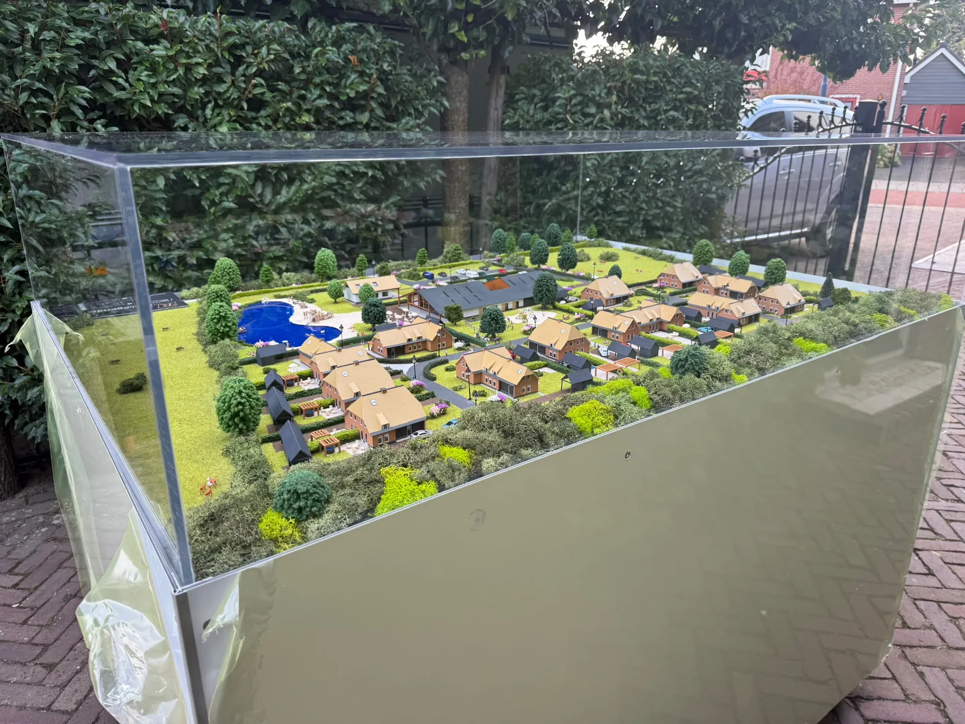 Verlichte vastgoedmaquette tijdens een avondpresentatie