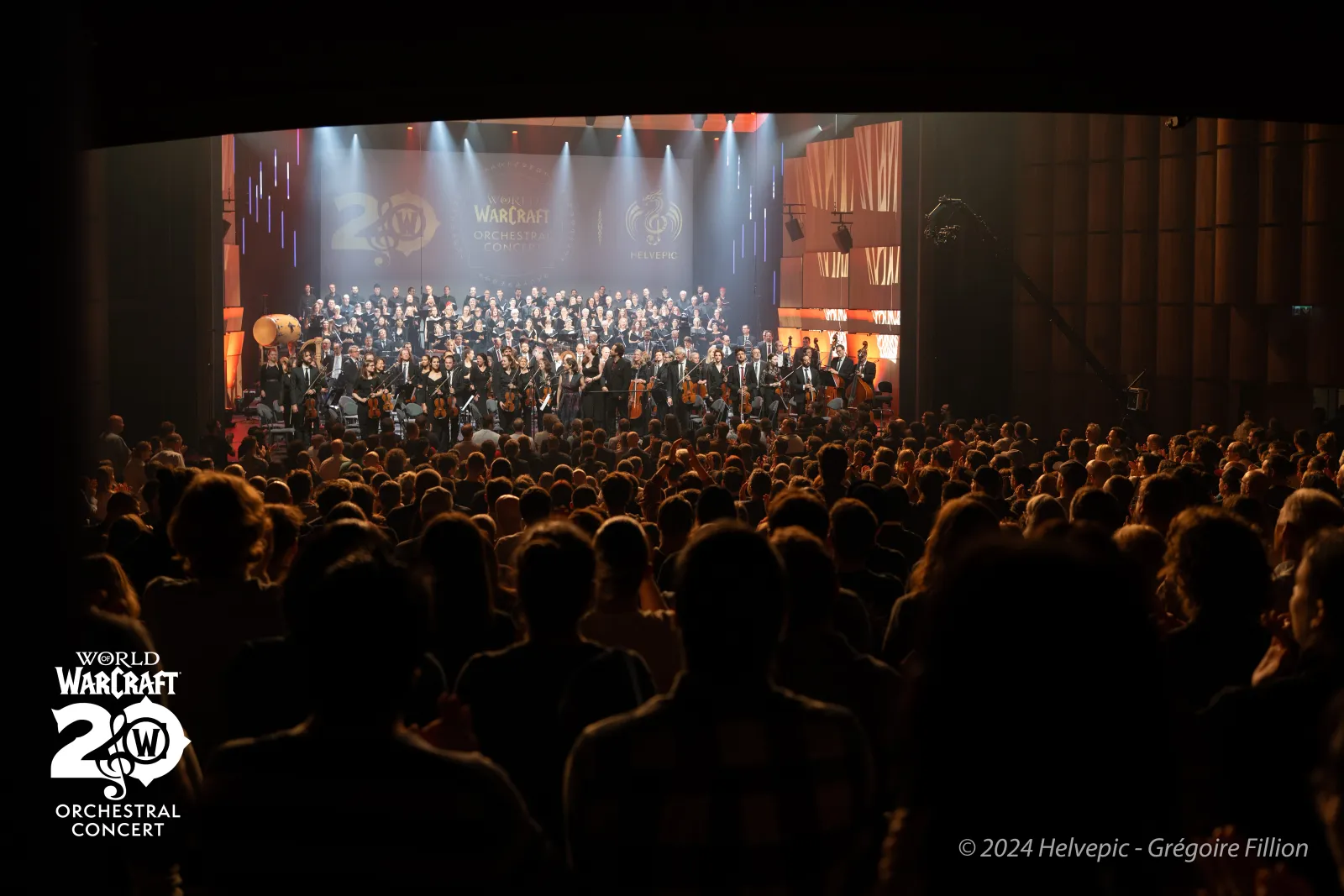 Choir and orchestra in front of a full hall