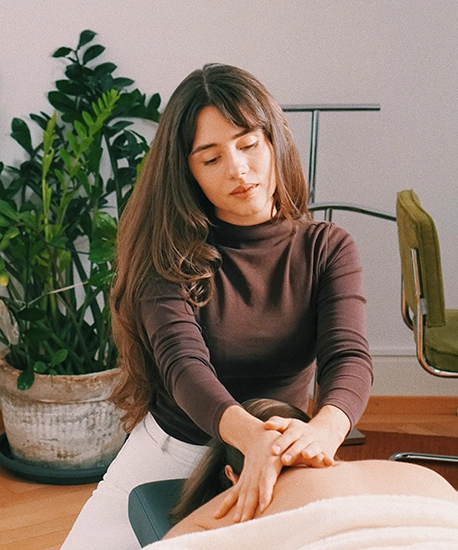 Masseurin in Massepraxis mit Patientin