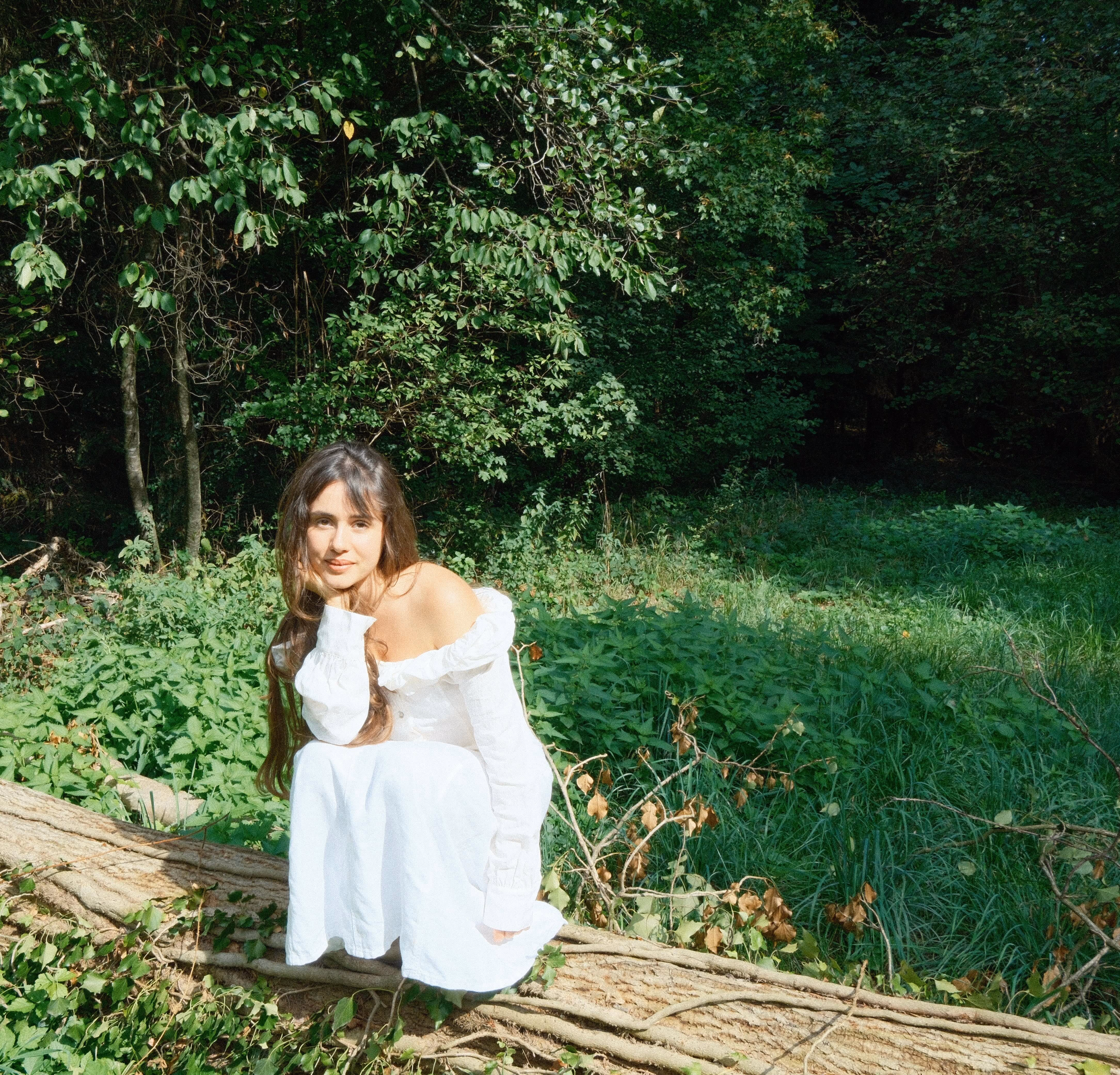 Frau mit weissem Kleid im Wald
