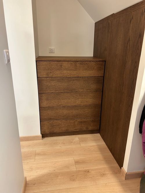 Balcon en bois fabrique sur mesure sur une facade, Beauvaisis