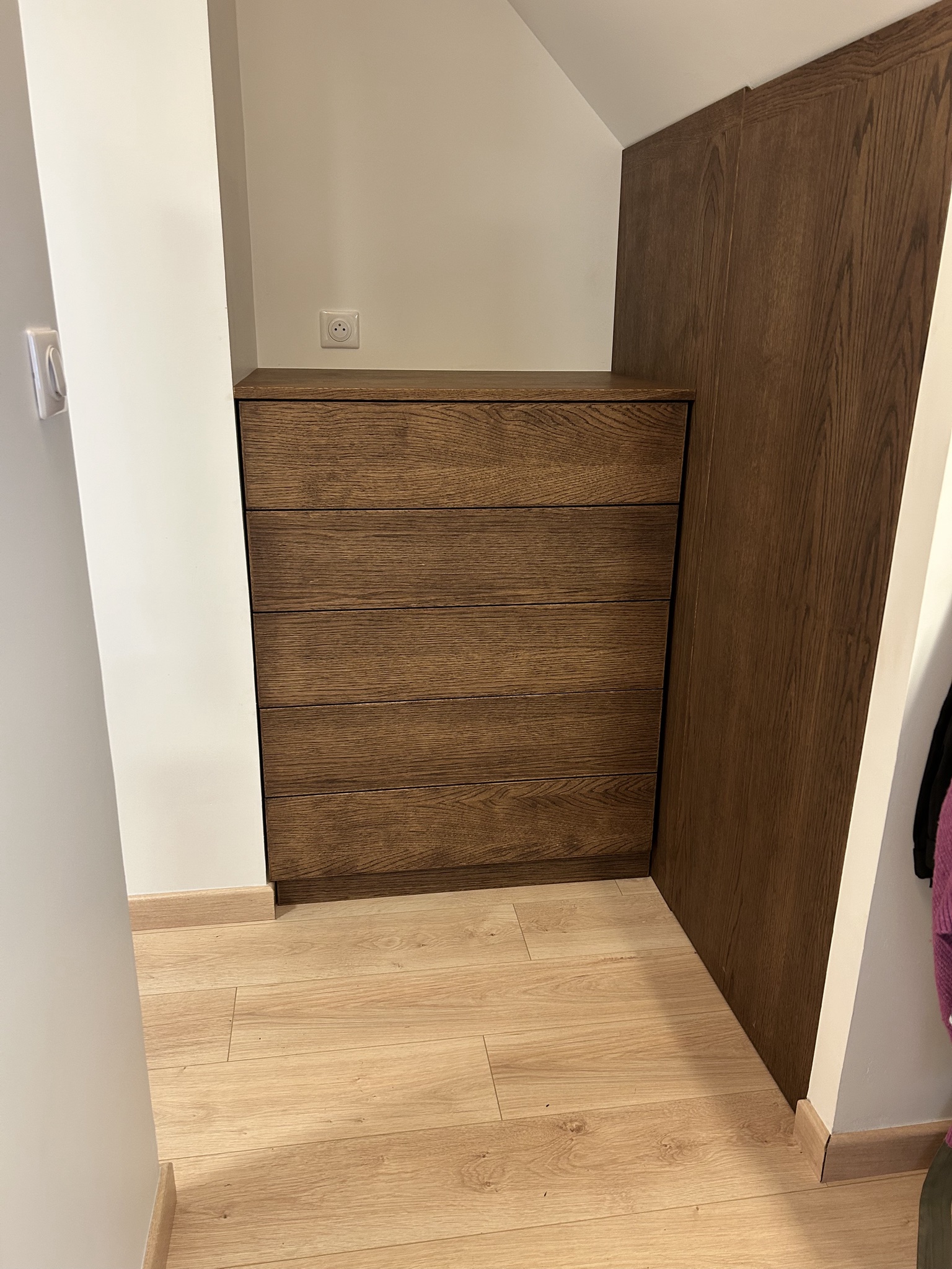 Balcon en bois fabrique sur mesure sur une facade, Beauvaisis