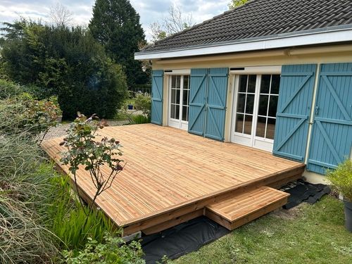Terrasse en bois et balcon amenages par Berenger Duval, menuisier artisan dans le Beauvaisis