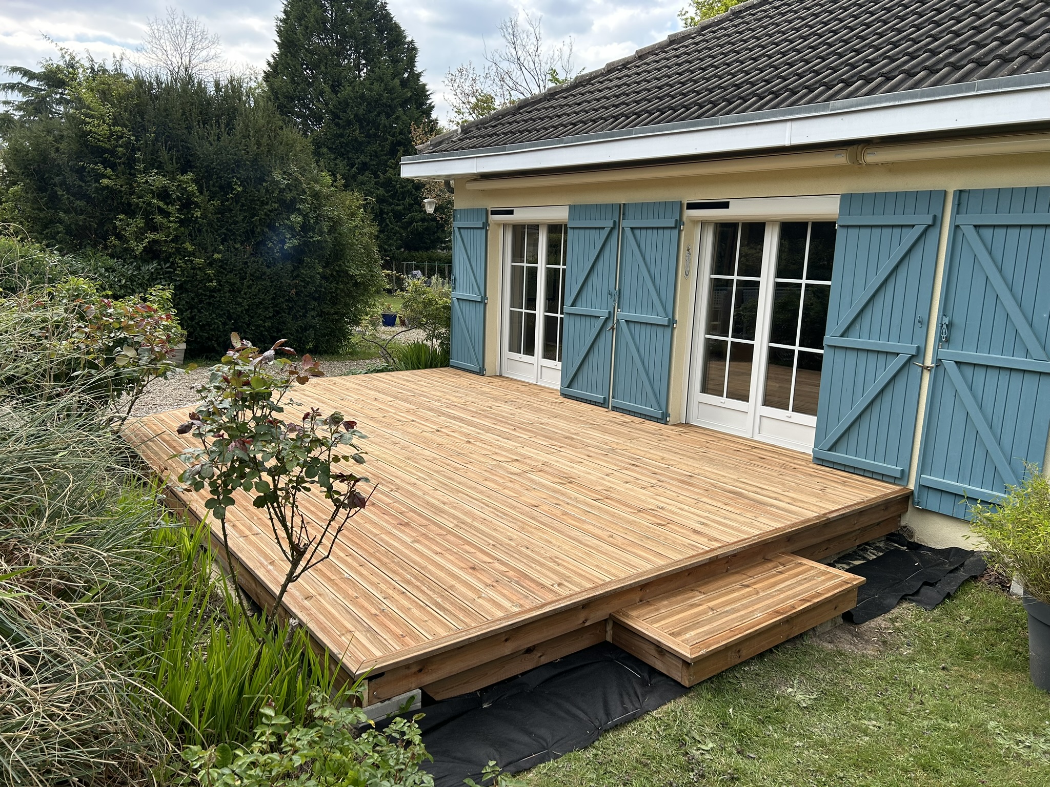 Terrasse en bois et balcon amenages par Berenger Duval, menuisier artisan dans le Beauvaisis