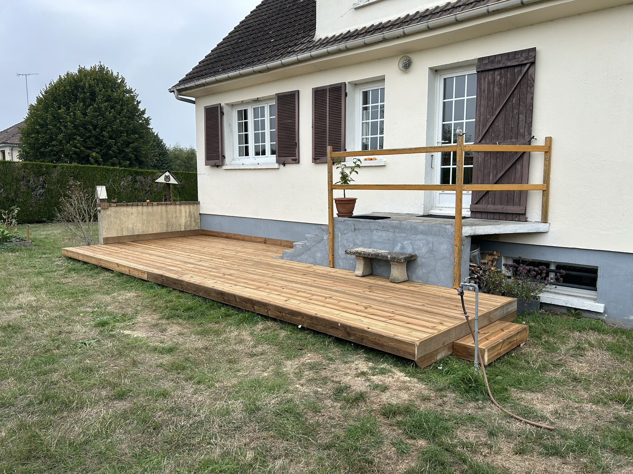 Terrasse en bois amenagee en centre-bourg dans le Beauvaisis