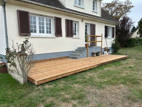 Escalier exterieur en bois menant a un jardin