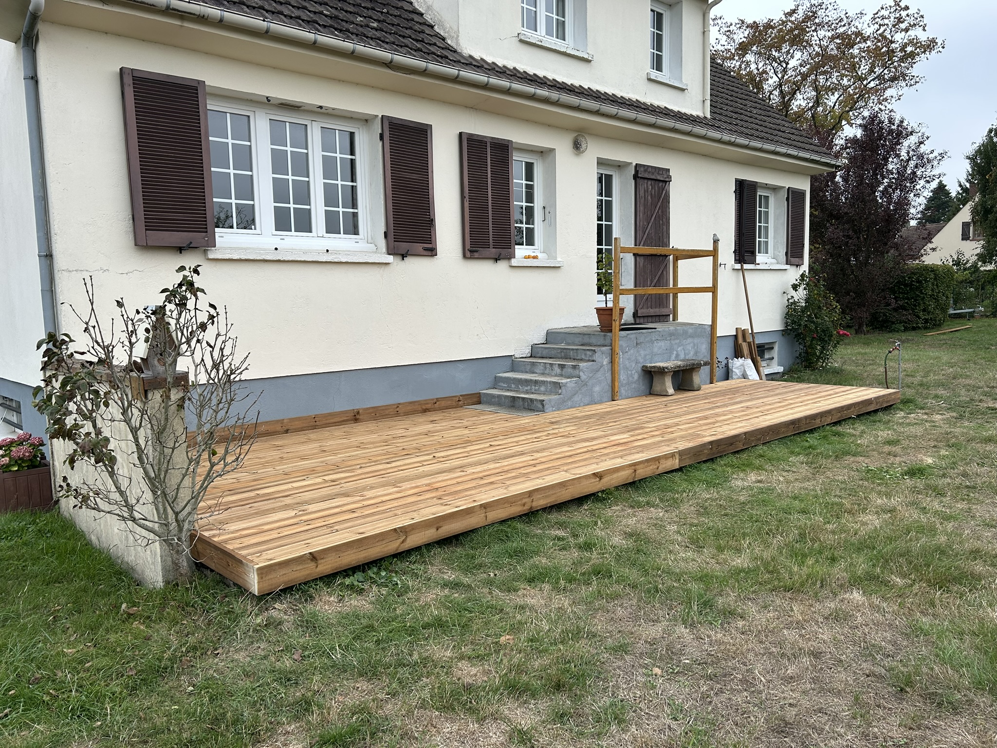 Escalier exterieur en bois menant a un jardin