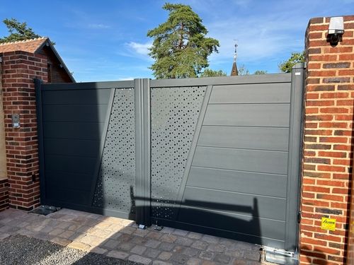 Porte interieure sur mesure posee dans une maison du Beauvaisis