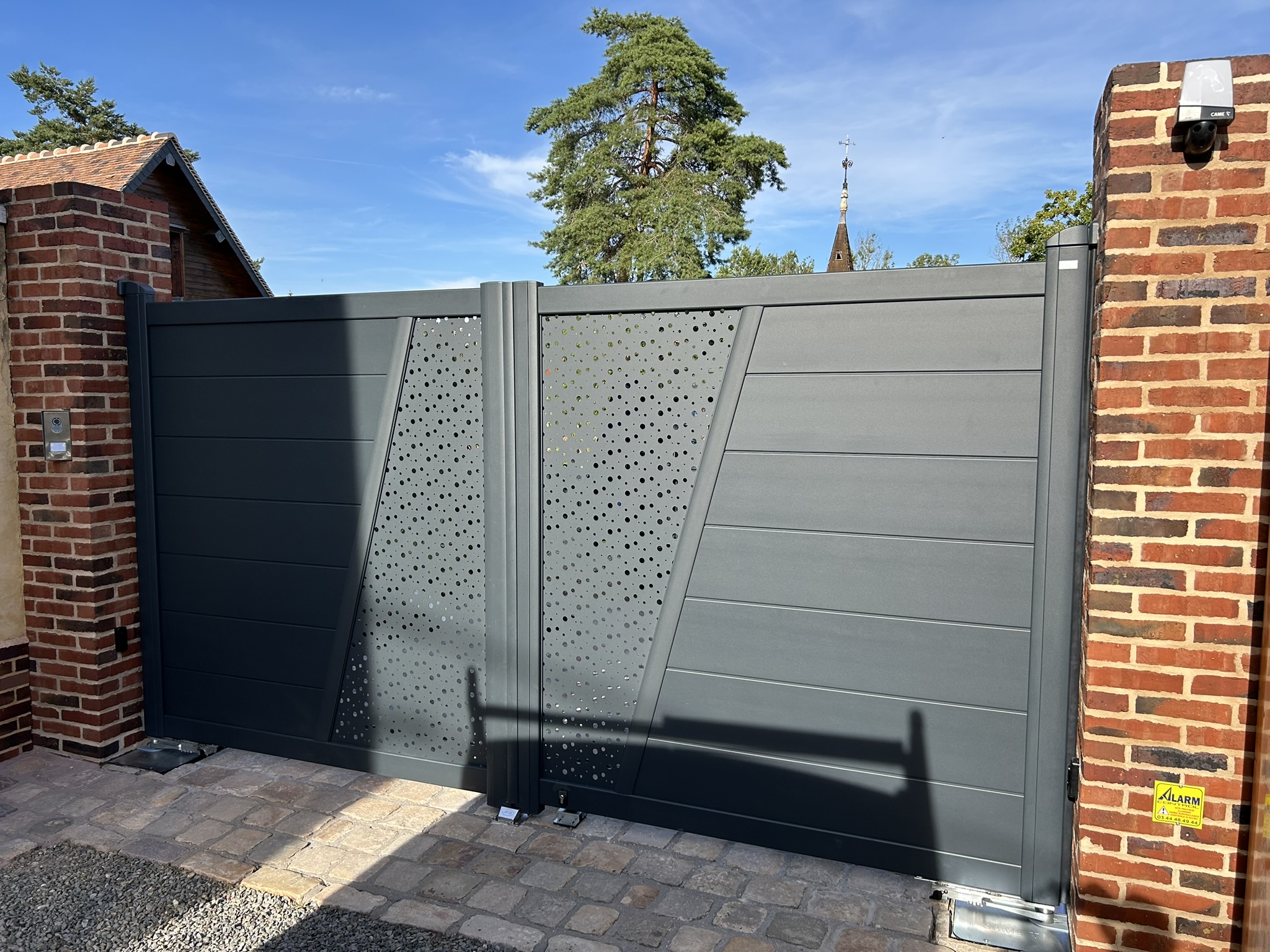 Porte interieure sur mesure posee dans une maison du Beauvaisis