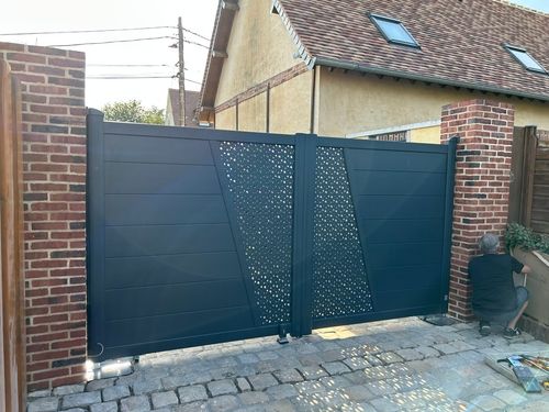 Armoire sur mesure posee par Berenger Duval, menuisier artisan