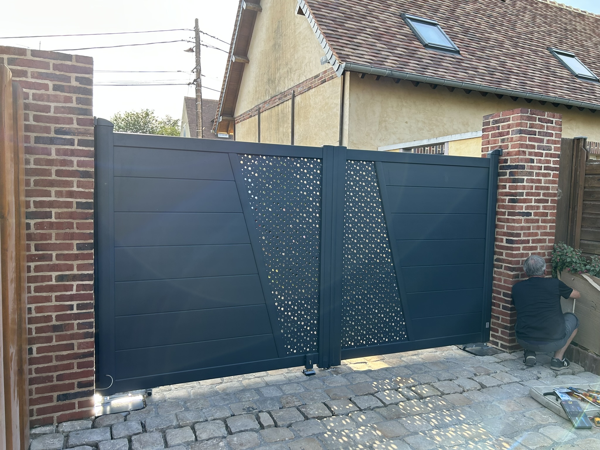 Armoire sur mesure posee par Berenger Duval, menuisier artisan