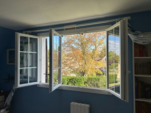 Porte de garage en bois fabriquee sur mesure par Berenger Duval