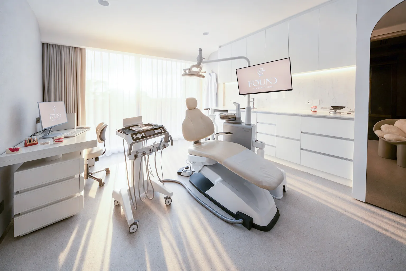 ห้องตรวจส่วนตัวของ FOUND Dental Clinic พร้อมยูนิตทำฟัน